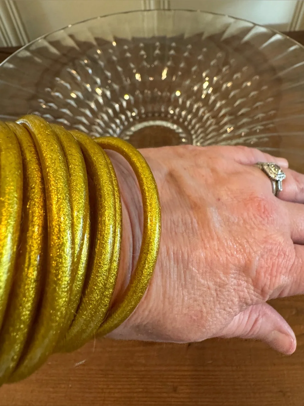 Set of 9 gold plastic glitter bracelets